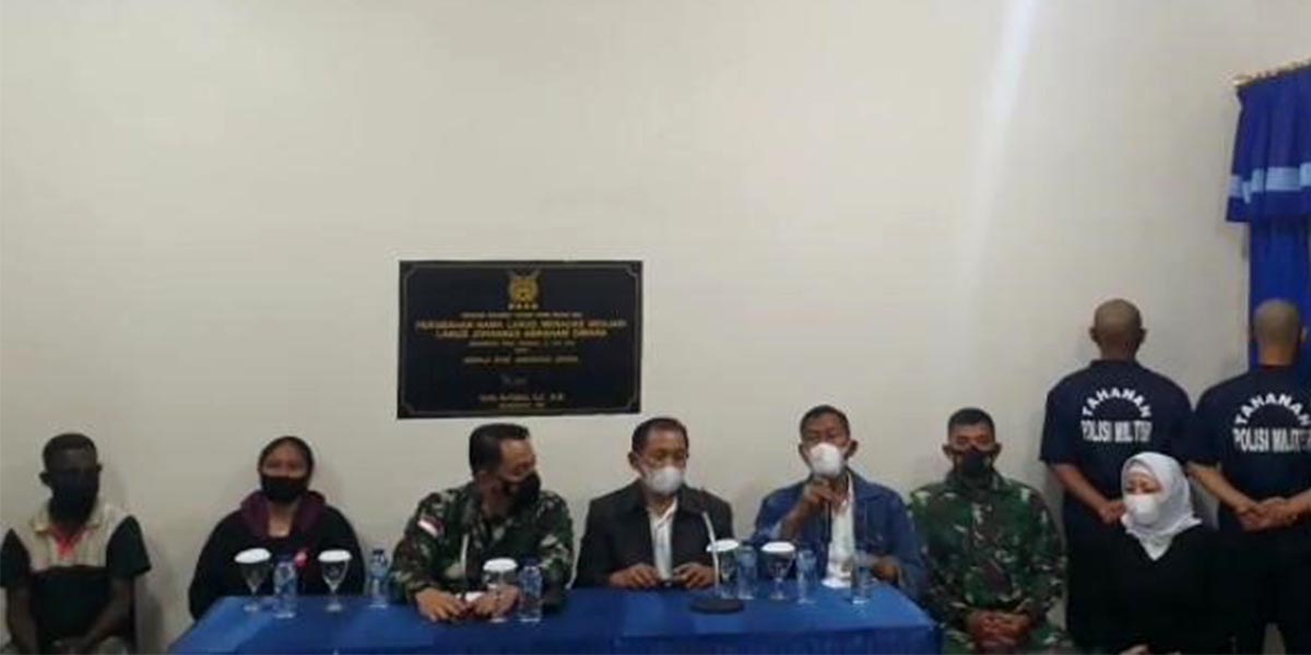 Konferensi pers permintaan maaf Lanud J Dimara Merauke atas kekerasan dua anggotanya Serda DH dan Prada RF yang meringkus dan menginjak kepala Steven. Foto: istimewa